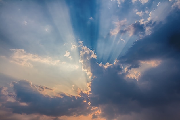 Raio De Luz Solar Que Quebra Atrav S Das Nuvens No Por Do Sol Foto Premium