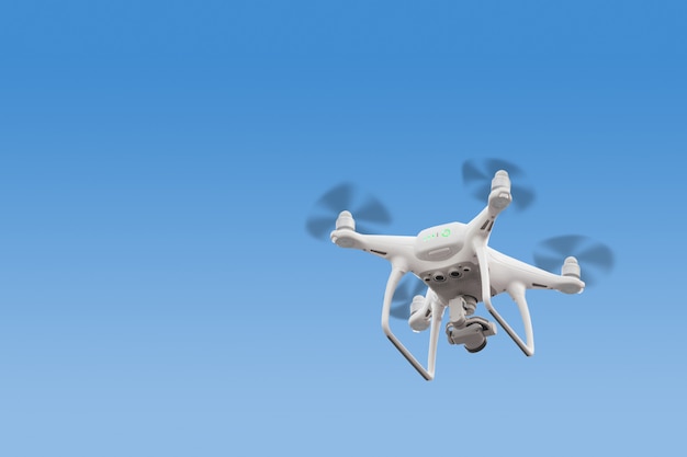 Rc zangão / quadcopter moderno com câmera voando ao nascer do sol. Foto Premium