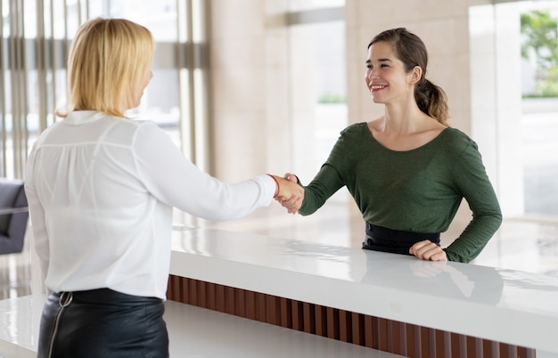 Resultado de imagem para recepcionista de escritÃ³rio