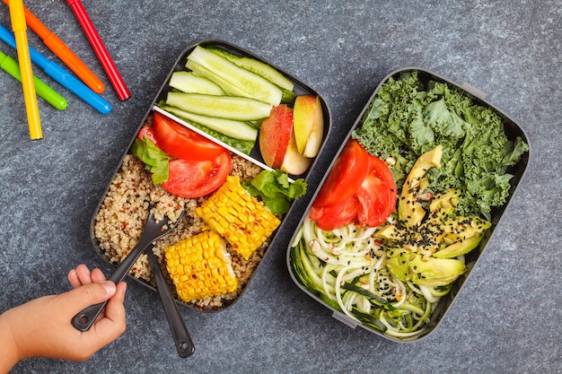 Recipientes de preparação de refeição saudável com quinoa, abacate, milho, macarrão de abobrinha e couve. Foto Premium