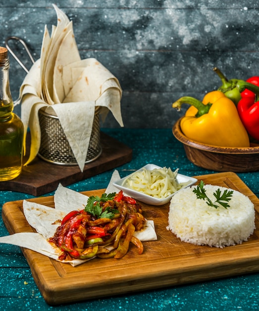 Refogue o frango com pimentão servido com arroz e queijo ralado Foto gratuita