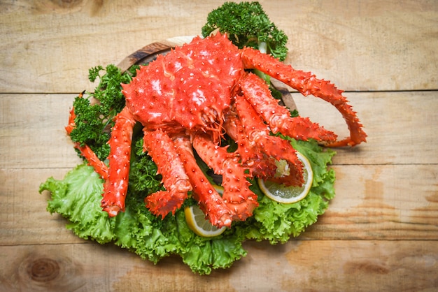 Rei Do Caranguejo Do Alasca Cozido De Vapor Ou Marisco Cozido E Vegetais De Salada De Alface Foto Premium