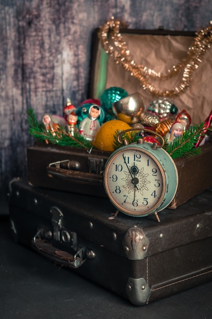 Relógio retro, malas de viagem, decorações da árvore de natal | Foto Premium
