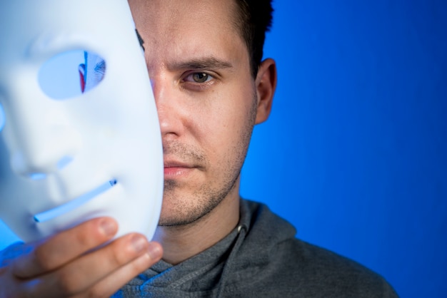 Retrato, de, hacker, com, máscara Foto gratuita