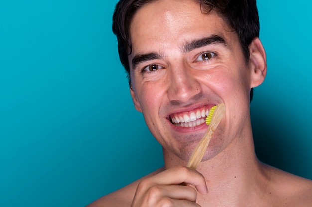 Retrato De Jovem Escovar Os Dentes Foto Grátis