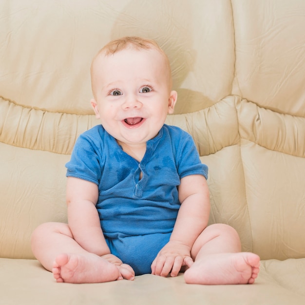 Retrato De Menino Bebe Sentar Sofa Foto Gratis