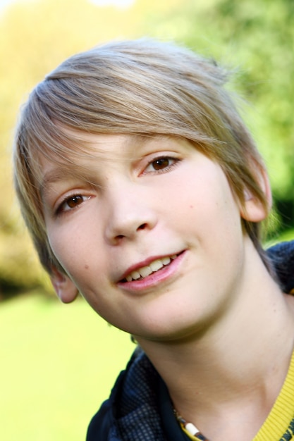 Retrato de menino jovem e atraente Foto gratuita