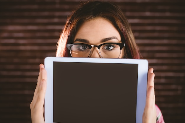 Retrato de mulher, escondendo o rosto do tablet digital Foto Premium