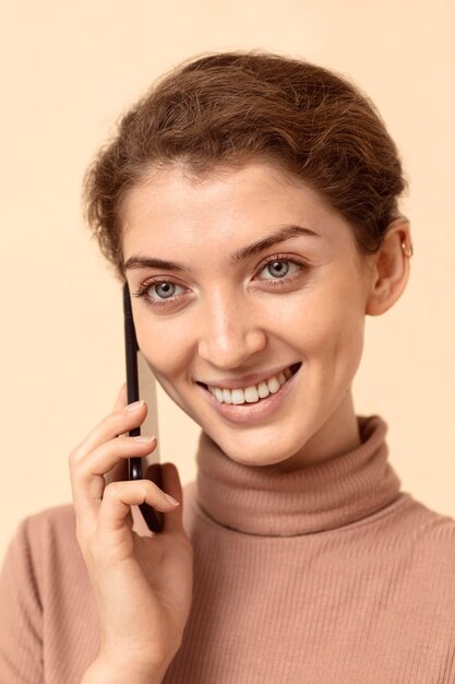 Retrato De Mulher Falando Ao Telefone Foto Grátis 2898