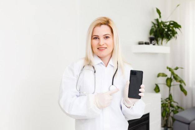 Retrato De Perfil Lateral Sorridente Médica Profissional De Saúde Em Jaleco Branco Com 8497