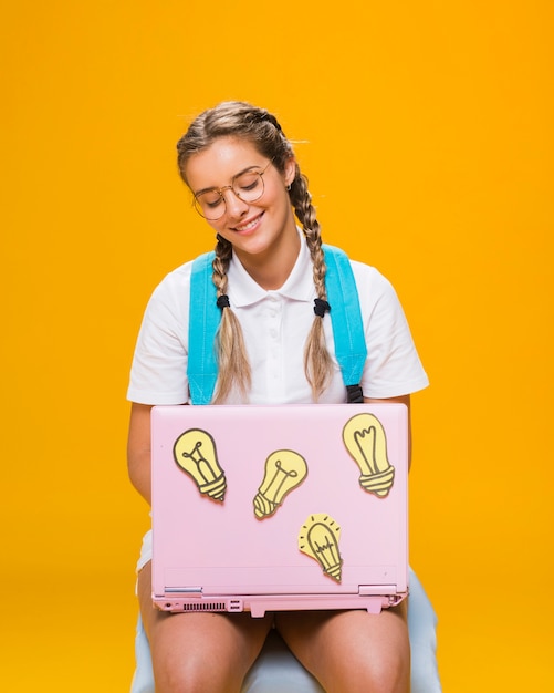 Retrato, de, schoolgirl, ligado, experiência amarela Foto gratuita