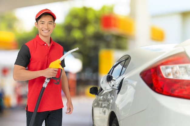 Retrato De Trabalhador De Posto De Gasolina E Servico No Posto De Gasolina Foto Premium