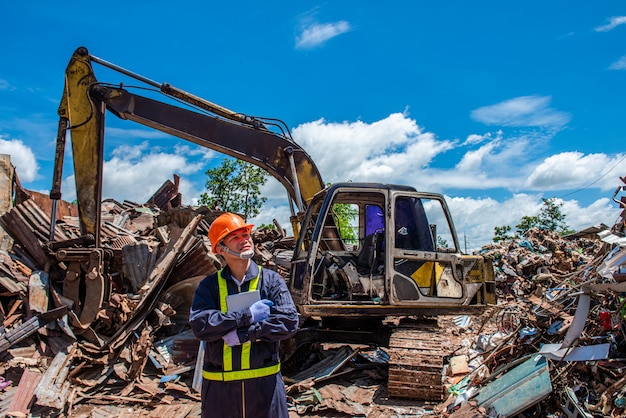 Retrato de trabalhadores de engenheiro industrial asiáticos com uma pilha de garrafas de plástico na fábrica Foto Premium