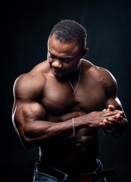 Retrato de um fisiculturista afro americano em estúdio torso nu de um