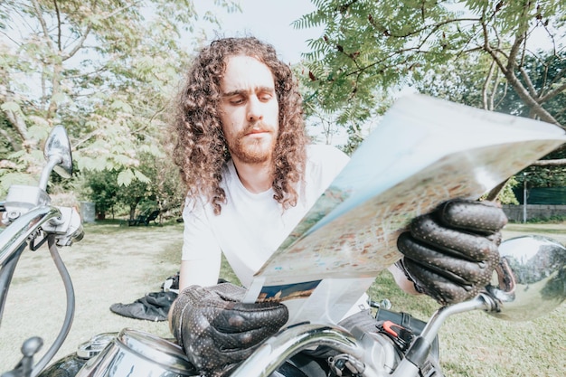 Retrato De Um Homem Jovem De Cabelo Comprido Em Uma Motocicleta