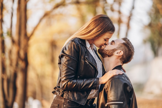 Retrato De Um Jovem Casal Apaixonado Se Abraçando E Beijando Foto Premium