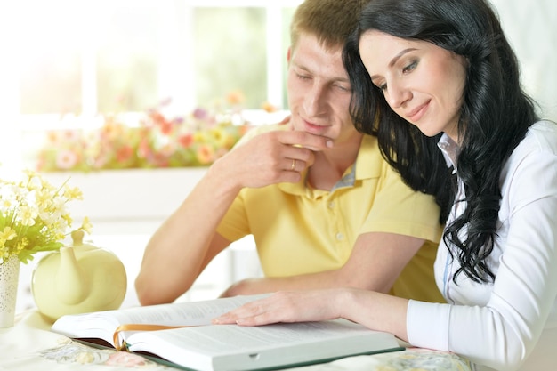 Retrato De Um Jovem Casal Feliz Lendo Livro Interessante Foto Premium 4128