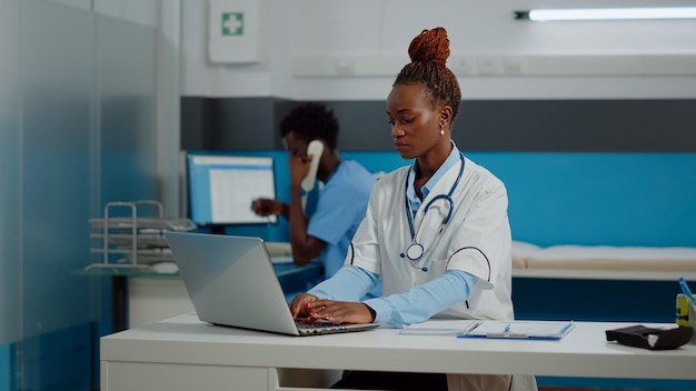 Retrato De Um Jovem Médico Com Jaleco Branco Usando O Laptop No Centro De Saúde Médico Com 6968