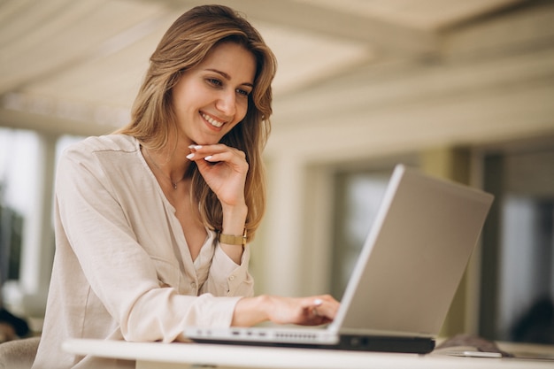 Retrato, de, um, mulher negócio, trabalhar, laptop Foto gratuita