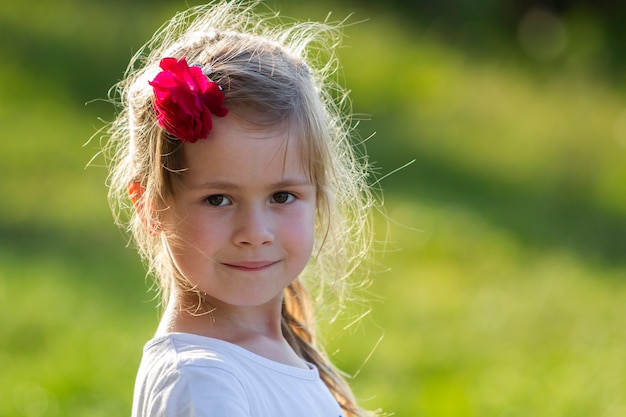 Retrato de uma adorável menina loira olhos cinzentos e rosa