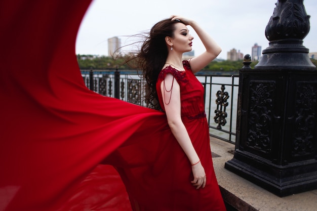 morena vestido vermelho