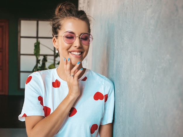 Retrato De Uma Jovem Mulher Bonita Olhando Para A Câmera Garota Na Moda