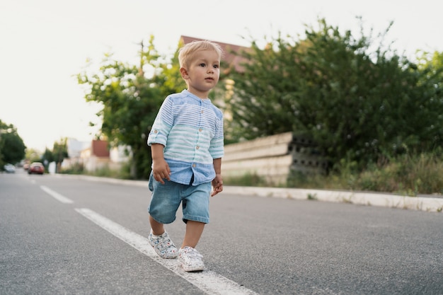 Retrato Do Menino Bonitinho Andando Na Estrada Em Seu Bairro Foto Gr Tis