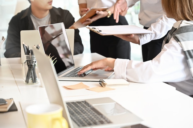 Reunião em linha da equipe do mercado do negócio startup com o papel do portátil e do original com tiro colhido. Foto Premium