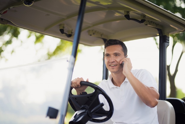 Rico Feliz Empresario No Carro De Golfe De Luxo Foto Premium