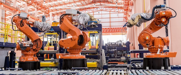 Robôs de soldagem em uma fábrica de fabricantes de automóveis Foto Premium