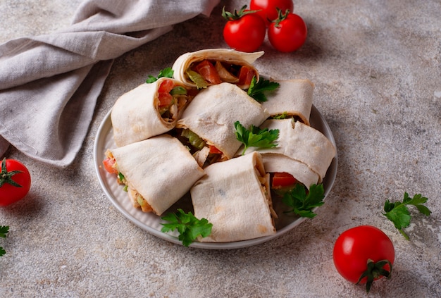 Rolos de lavash com frango e legumes Foto Premium