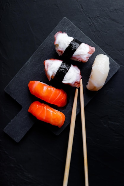 Rolos De Maki Ands De Comida Japonesa De Sushi Atum Salm O Camar O