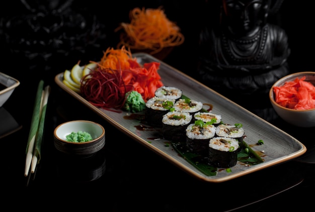 Rolos de sushi com variedade de ingredientes Foto gratuita