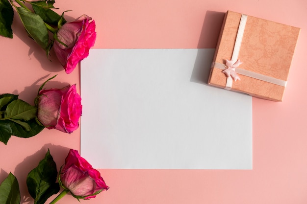 Rosas e presente com espaço mock-up Foto gratuita