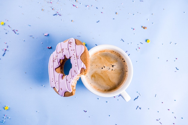Rosquinha de xícara e biscoitos de café com cobertura de açúcar Foto Premium