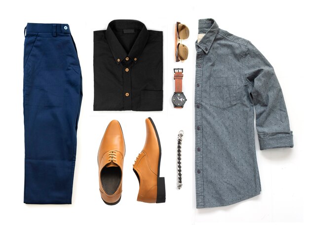 Roupas masculinas conjunto com sapatos amarelos, relógio, calças, óculos escuros, camisa de escritório e pulseira isolado em um fundo branco, vista superior Foto Premium
