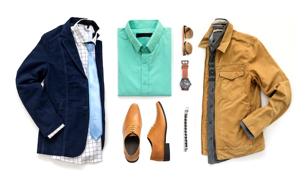 Roupas masculinas conjunto com sapatos oxford, relógio, óculos de sol, camisa de escritório, gravata e jaqueta isolado em um fundo branco, vista superior Foto Premium