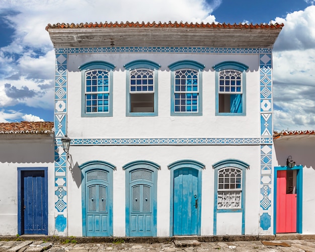 Rua e antigas casas coloniais portuguesas no centro histórico de paraty