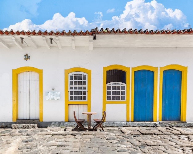 Rua E Antigas Casas Coloniais Portuguesas No Centro Historico De Paraty Estado Do Rio De Janeiro Foto Premium