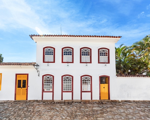 Rua E Antigas Casas Coloniais Portuguesas Foto Premium