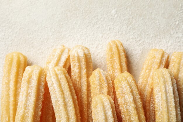 Saborosos Churros Doces Em Fundo Cinza Foto Premium