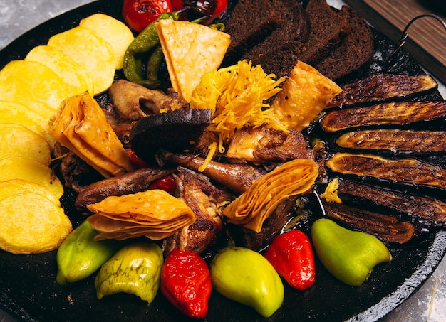 Sac ici comida azerbaijana com frango e legumes grelhados para o menu Foto gratuita