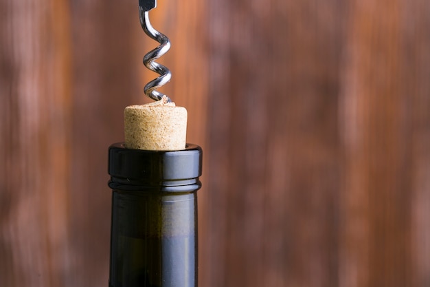 Saca-rolhas de close-up e cabeça de garrafa de vinho com espaço de cópia Foto gratuita