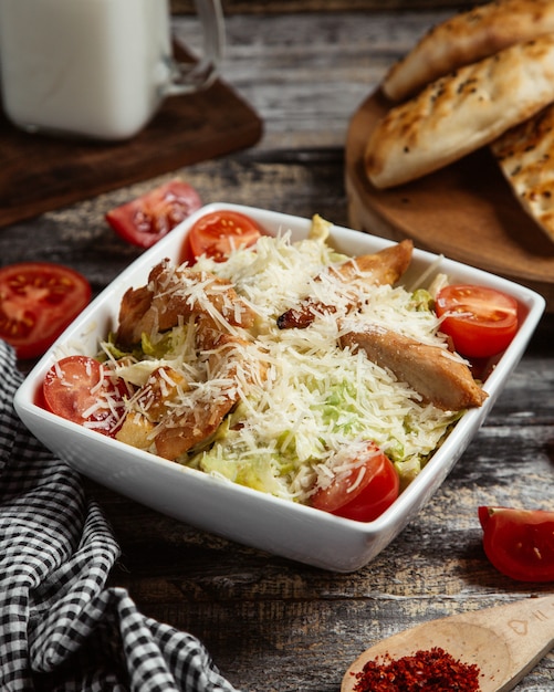 Salada caesar com frango grelhado Foto gratuita