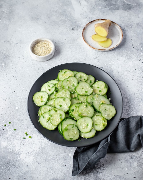 Salada com pepinos frescos com ervas e gengibre gergelim Foto Premium