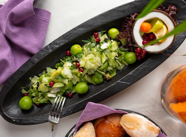 Salada de frutas com ganância e groselha Foto gratuita