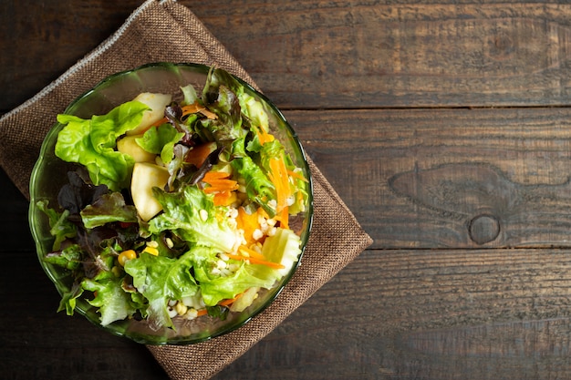 Salada de legumes fresca em madeira. Foto gratuita