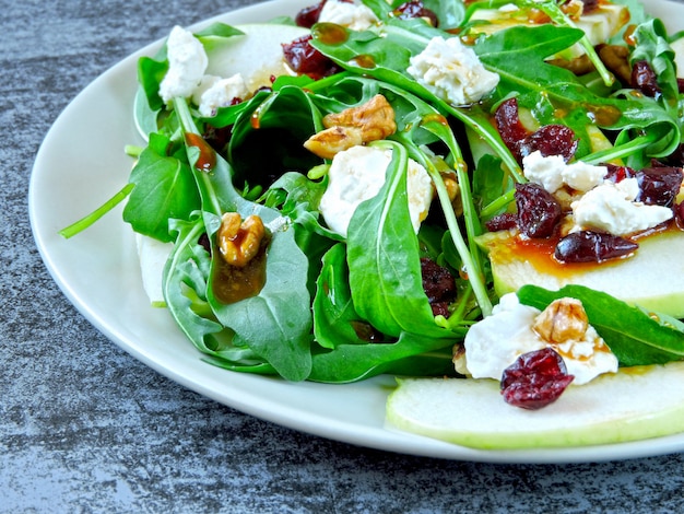 Salada de maçã com rúcula, queijo cottage e cranberries secas Foto Premium