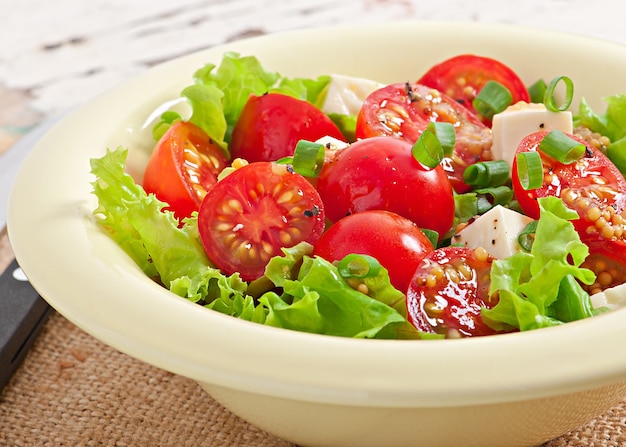 Salada De Tomate Com Molho De Alface Queijo E Mostarda E Alho Foto