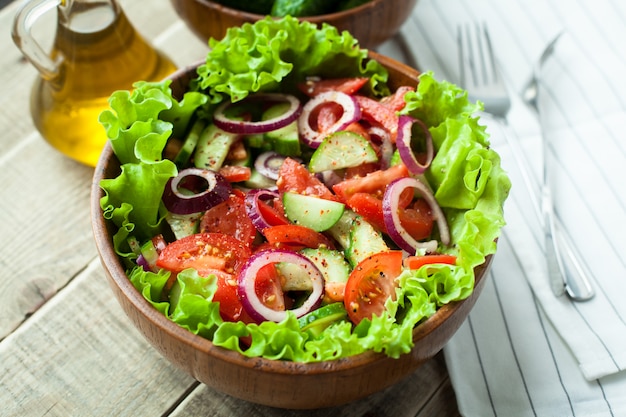 Salada de vegetais frescos. Foto Premium